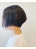 横顔の美しさも秀逸！大人っぽ前下りボブ