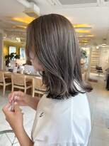 ビーチ(BEACH)&nbsp;明るめくすみオリーブマロンベージュカラーミディアム外ハネヘア