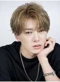ハイトーンミルクティーベージュかき上げコンマバングショート
