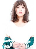 前髪ありのミディアムヘアスタイル