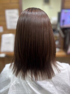 レヴィゼ フォギーアッシュ×縮毛矯正ミディアムローレイヤースタイル