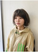 ラフな束感を残すグレージュの顎ラインボブ