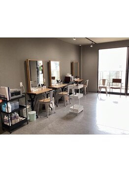 【久米田駅徒歩約３分】繰り返し染めるからこそ髪に優しいものを。年齢による髪のお悩みにもお応えします。