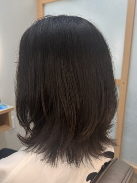 イゾラ(isola) 【isola】外ハネ/ローレイヤー/小顔/簡単スタイリング/肩下