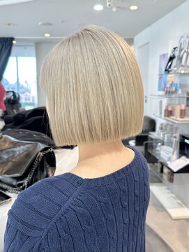 エアー 青山(AIR) ハイトーンカラーブロンドベージュミニボブ