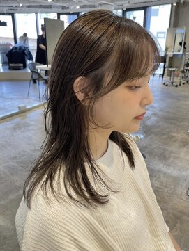 エイチ(811) ベリーショート切りっぱなしボブヘアカラーアッシュグレー前髪