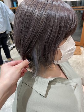 ビヨウシツ ポスタ ラベージュ×ブルーシルバーのツートーンボブ 正木ゆかり