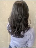 ダークトーンでも重く見えないフワッとウェーブスタイル