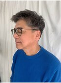 白髪をいかしたスタイル