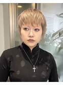 ショートカットハイトーン柔らかブロンドミルクティーカラー