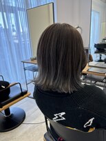 テラス トヨタ(Telasu Toyota)&nbsp;切りっぱなしボブとオリーブグレージュのグラデーションカラー