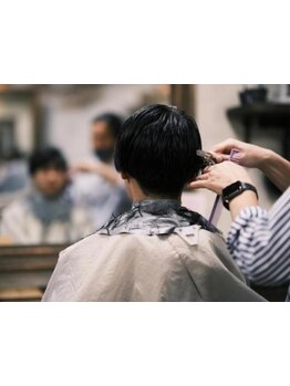 忙しいあなたのために、速さとクオリティを両立。清潔感のあるスタイルで第一印象アップ。平日夜もOK！