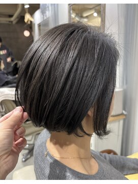 大人世代のショートボブ　ふんわり丸みのあるショートボブ