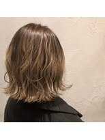 リラ バイ クオーレ(LIRA by CUORE)&nbsp;ベージュ×切りっぱなしボブ