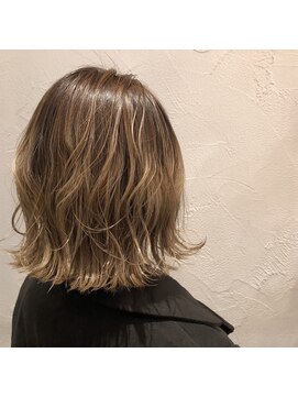 リラ バイ クオーレ(LIRA by CUORE) ベージュ×切りっぱなしボブ