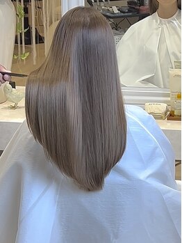 フェリー 有明ガーデン店(FEERIE)の写真/【有明では珍しいAVEDAサロン】風になびくナチュラルストレート。あなたに合った薬剤選定でダメージレスに