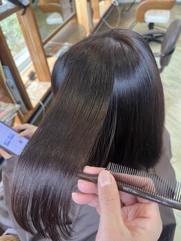 《独自のトリートメント配合で見違える髪質へ》経験豊富なstylistが生み出した低刺激なのに艶感たっぷり◎