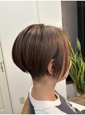 刈り上げでラインを強調したショートボブ