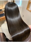 美しさ引き立つ、揺れる艶ロング髪