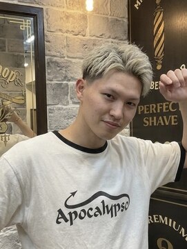 ミリオンバックス 上野(Million Bucks) 【人気急上昇】ホワイトシルバー×フェードで魅せる大人スタイル