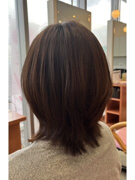 外ハネふんわりミディアムスタイル