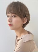 マッシュショート斜め前髪　イヤリングカラーインナーグレージュ