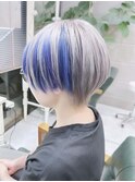 前下がりショートヘア　ツーブロック　ホワイトグレージュカラー