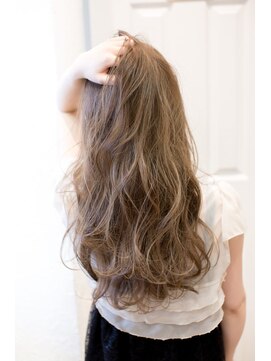 リル(Lilou) Lilou 小顔大人可愛いフェミニンロングイルミナカラー