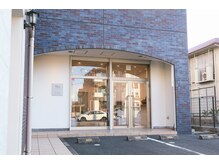 シー 東橋良店(She)の雰囲気（外観　青い4階建マンション1階です静かな裏通りです。）