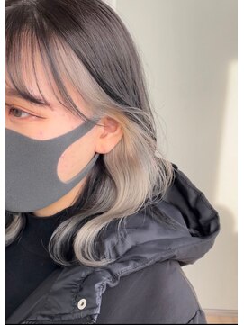 ツキ 横浜店(tuki) インナーカラーミルクティーベージュシルバーイヤリングカラー