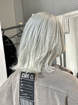 エアー 青山(AIR) ホワイトシルバーカラーくびれミディアムウルフレイヤーカット