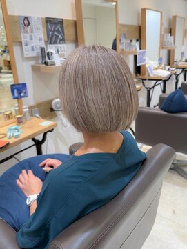 ミラバイケンジ 藤沢(Mira by KENJE) 白髪ぼかしハイライトカラー30代40代50代ブルーグレージュ