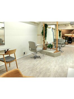 新しいNestとしてリニューアルオープン！白とウッドを基調としたナチュラルで落ち着く店内で上質時間を♪