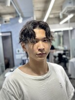 クロムトウキョウ ザ バーバー ネオン 新宿店(CHROM TOKYO the Barber ne/on)&nbsp;センターパート/ゆるめスパイラルパーマ