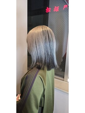 モア(more) デザインカラー、インナーカラー、グレー、ボブ