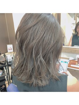 フィン(FiN by allure) くびれミディアム×グレージュ/下河原 聡