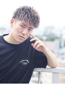 コンフィデンス 新宿3rd(confidence) 強めパーマ刈り上げ高めツーブロックハードパーマビジネススーツ