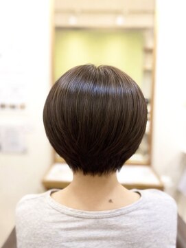 ヘアー グリーン(hair green) 丸みシルエットで艶感引き立つ大人ショートボブ