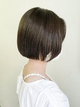 ヒビヲ(HIBIO) ショートボブ切りっぱなしボブぱつっとボブショートカット横浜