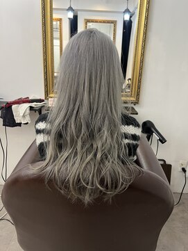 グランドライン(GRAND LINE) 縮毛矯正毛に、ハイトーンシルバーカラー