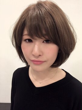 オッジ たまプラーザ(Oggi) ホワイティ―アッシュカラーでツヤめくボブ 【たまプラーザ】