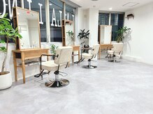 ララリノ(LALALINO)の雰囲気（グレー、ホワイト、ナチュラルウッドを基調とした落ち着いた店内）