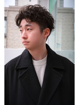 スピンオフシフト(SPIN-OFF SHIFT) 大人男子の短めシャドウパーマ