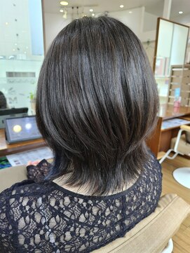 ムーア(MUA) 艶感たっぷりの大人レイヤーボブ