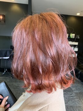 サローネデ アグスティナ バイ サンバンチ(salones de agustina by sanbanchi) 外ハネ、インナーカラー