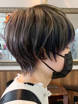 ヘアークリアー 蕨 おしゃれな大人のくびれショート ウルフカット アッシュカラー