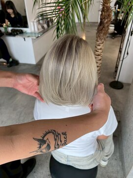 キング 心斎橋店(K!ng) ハイライトカラーミルクティーベージュレイヤーカット