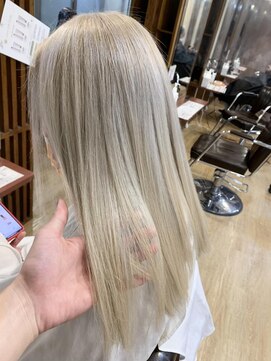 ブリッツ レボ(BLITZ-REVO) ホワイトベージュブリーチ二回　hiro