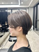 メモリーズ 表参道(Memories)&nbsp;40代50代60代耳かけショート前髪なしハンサムショート白髪ぼかし