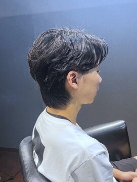 ビーダンディー(Bee dandy) ツーブロックマッシュウルフ フェザーパーマ センターパート